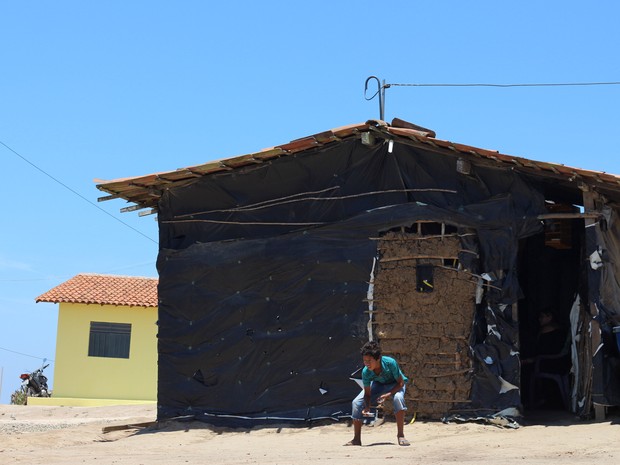 Algumas casas na comunidade Tabacaria são feitas de taipa (barro e madeira) e outras de alvenaria (Foto: Marcio Chagas/G1)