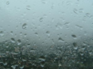 Chuva atinge Região Metropolitana de Porto Alegre neste começo de manhã (Foto: Reprodução/RBS TV)