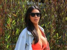Kim Kardashian usa vestido curto e decotado ao lado de Kanye West