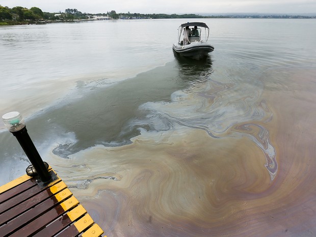 Mancha de óleo no Lago Paranoá nesta quinta-feira (17) (Foto: Sergio Lima/Folhapress) Mancha de óleo no Lago Paranoá nesta quinta-feira (17) (Foto: Sergio Lima/Folhapress)