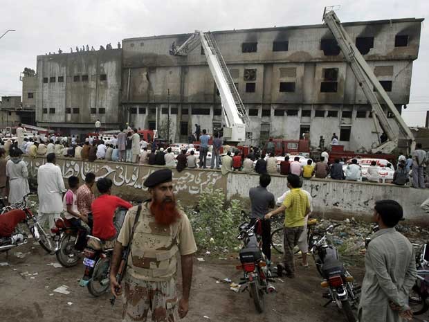 Prédio da fábrica têxtil ficou totalmente destruído. (Foto: Fareed Khan / AP Photo)