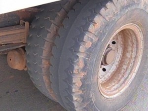 Pneus de caminhão estão irregulares para circular (Foto: Reprodução/TV TEM)