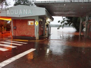Balsa de Porto Mauá precisou ser suspensa por cheia do Rio Uruguai no RS (Foto: Vilson Winkler/Divulgação)