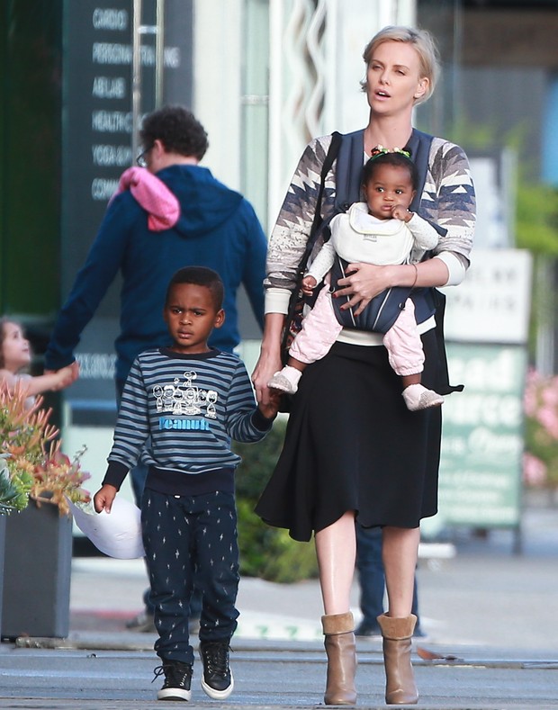 Charlize Theron passeia com os filhos, August e Jackson (Foto: Grosby Group/ Agência)