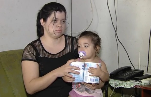 Mãe busca leite especial para a filha de 1 ano e 5 meses em Aparecida de Goiânia, Goiás (Foto: Reprodução/TV Anhanguera)