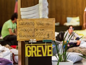 Professores mantém greve e ocupam Assembleia Legislativa nesta quinta-ferira (14), em Florianópolis, Santa Catarina (Foto: Anderson Pinheiro/Agência O Dia/Estadão Conteúdo)