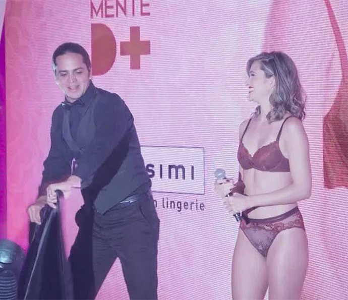 Cassandra surge de lingerie com ajuda de um mágico (Foto: TV Globo)