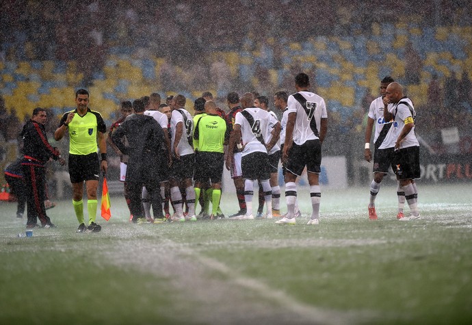 Chuva Maracanã Flamengo x Vasco (Foto: André Durão)