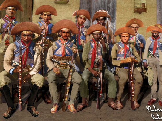 Lampião e seu bando, em imagem da exposição "Pepitas de Fogo" (Foto: Reprodução)