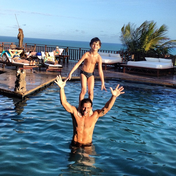 Henri Castelli brinca com o filho em piscina (Foto: Instagram)