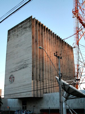Oscar Niemeyer projetou o prédio da extinta TV Manchete no bairro Dionísio Torres, em Fortaleza. (Foto: Natasha Mota/ Agência Diário)