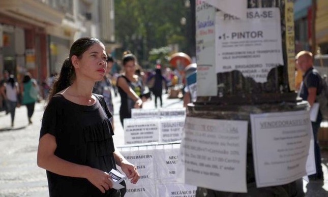 Mulher observa ofertas de emprego no Centro de São Paulo (Foto: Patricia Monteiro / Bloomberg News)