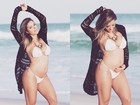 Aryane Steinkopf posa de biquíni na praia e mostra barriguinha de grávida