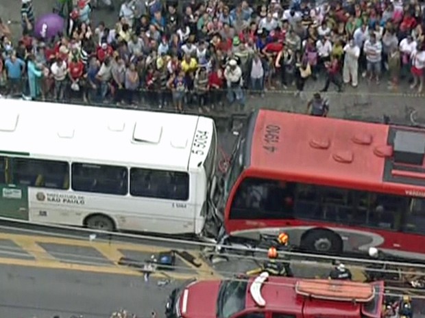 Avenida Mateus Bei foi interditada nos dois sentidos devido ao acidente (Foto: Reprodução/TV Globo)