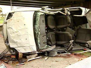 Bombeiros precisaram abrir o carro por cima para retirar vítimas (Foto: Reprodução/TV Gazeta)