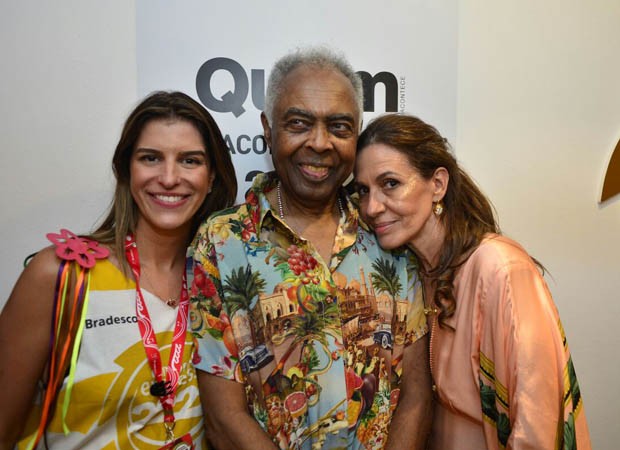 Cardiologista de Gil, Roberta Saretta posa com o cantor e sua mulher, Flora (Foto: Andre Muzzel/QUEM)