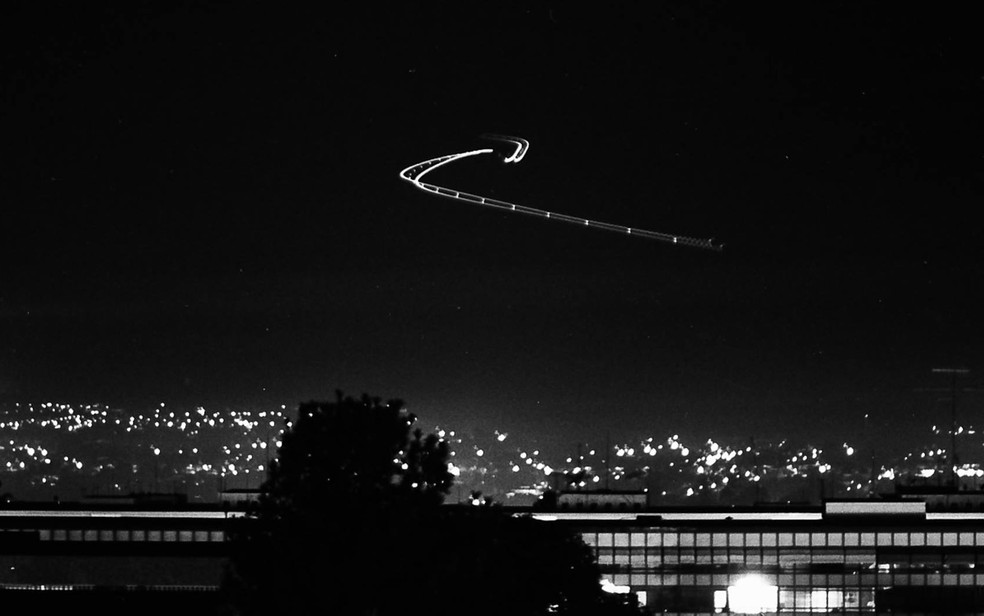 Fotografia noturna de longa exposição de um avião decolando do aerporto de Brasília (Foto: Felipe Bastos/Arquivo pessoal)