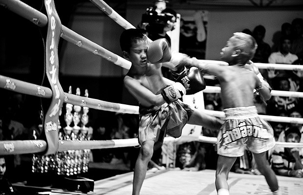 Crianças lutam Muay Thai na Tailândia. Combates, considerados normais no país, chocaram fotógrafa alemã (Foto: Sandra Hoyn )