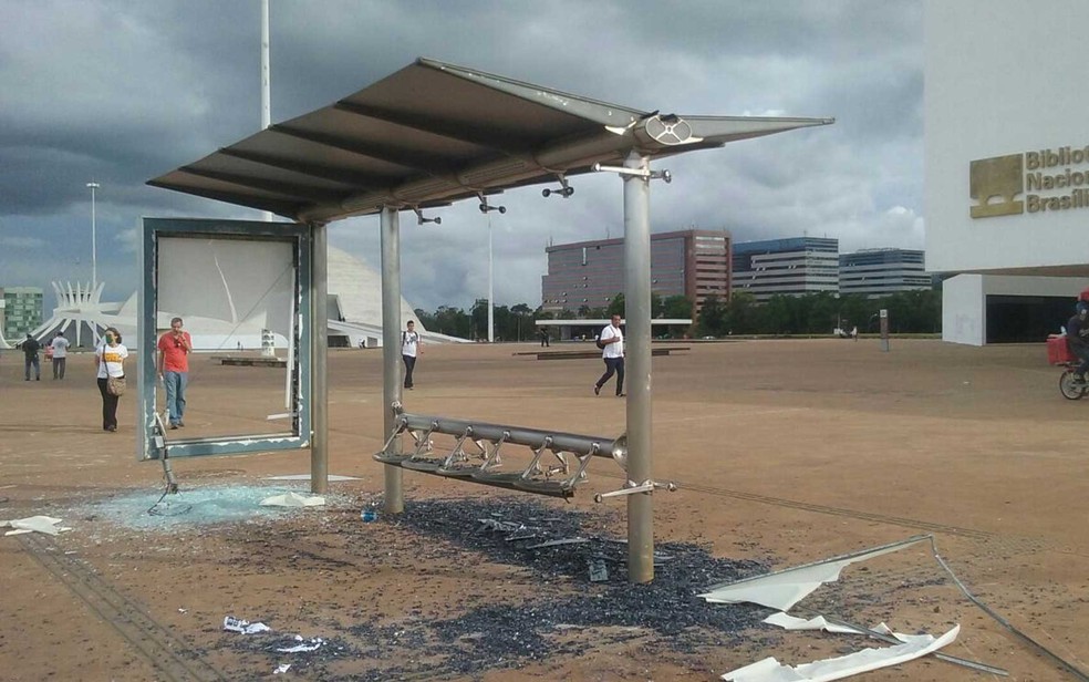 Parada de ônibus depredada em frente à Biblioteca Nacional de Brasília durante ato contra PEC do teto de gastos  (Foto: Gustavo Aguiar/G1)