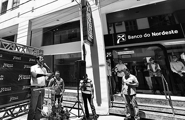 CRÉDITO Cid Gomes (ao microfone) discursa na inauguração da agência de Sobral. Dois meses depois, ele pediu empréstimo no banco (Foto: Joselito Silveira)