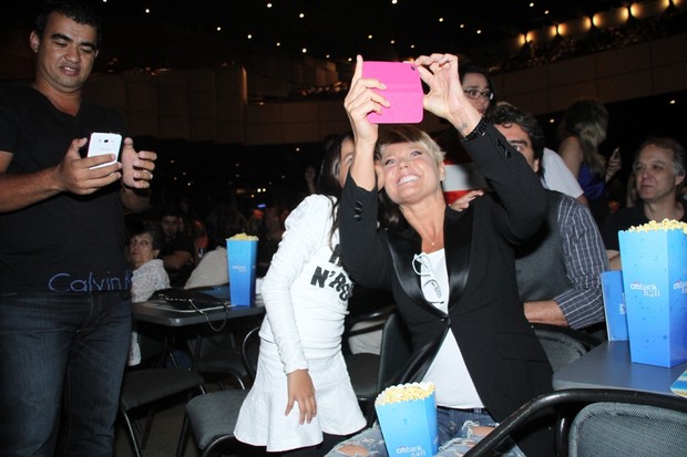 Xuxa posou com fãs (Foto: Graça Paes/Photorionews)