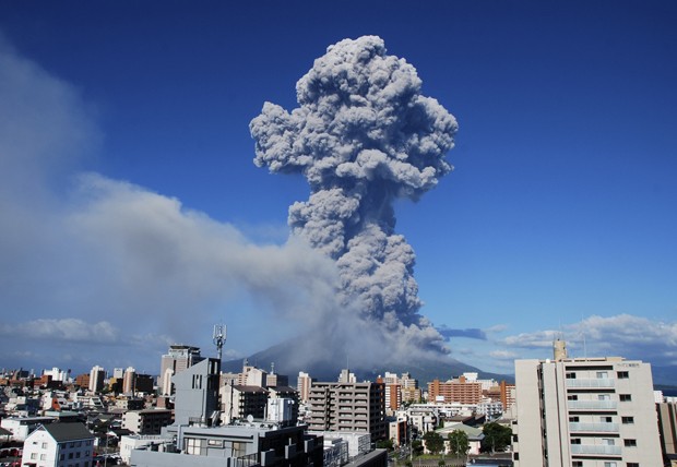 Vulcão Sakurajima entrou em erupção neste domingo (18) (Foto: Kagoshima Local Meteorological Observatory/AP)