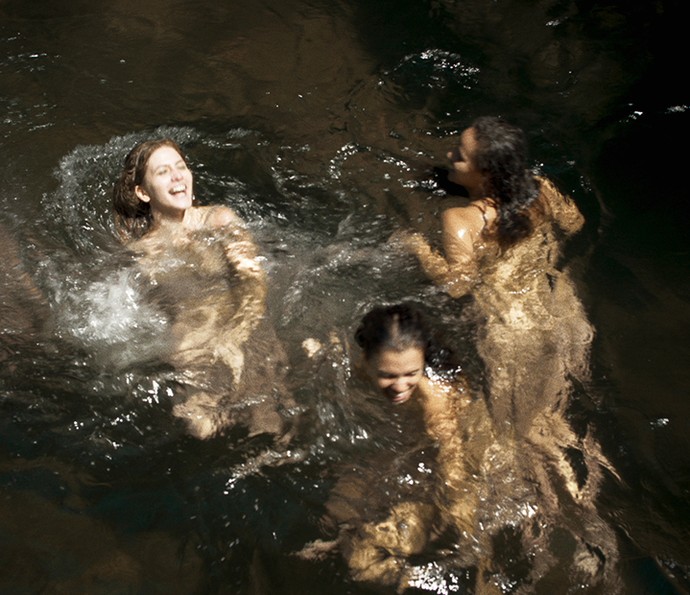 Em Liberdade Banho De Rio Com As Meninas Do Bordel Virgínia Agita 