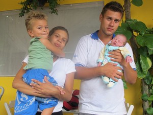 Anderson, Sabrina, Sérgio (primogênito) e o novo mebro da família, Roberto. (Foto: Leandro Campos/G1)