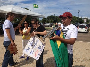 Professor e músico toca trompa durante protesto, em Palmas (Foto: Jesana de Jesus/G1)