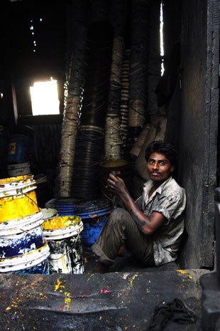 Homem em Dharavi, favela de Mumbai (Foto: Divulgação/Reality Tours)