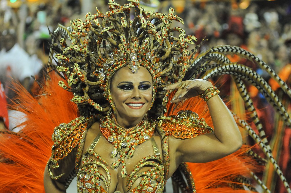Viviane Araújo, rainha de bateria da escola Acadêmicos do Salgueiro, na Marquês de Sapucaí (Foto: Reuters/Pilar Olivares)
