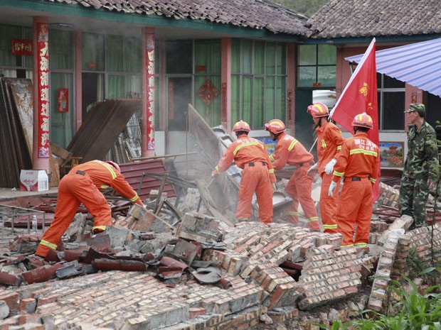 Bombeiros trabalham na busca por soterrados após terremoto que atingiu Yunnan, na China (Foto: China Daily/Reuters)
