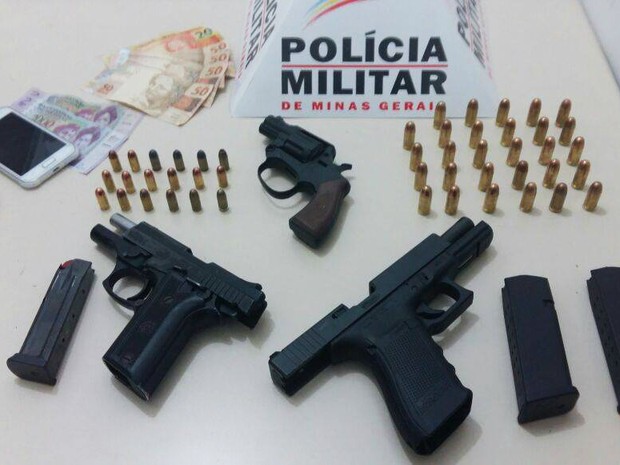 Armas apreendidas em Uberlândia (Foto: Polícia Militar/Divulgação)