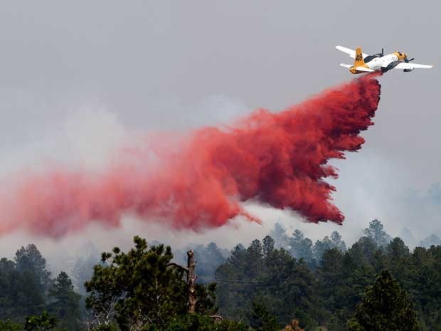 Avião combate incêndio na Floresta Negra. (Foto: Michael Ciaglo  / The Colorado Springs Gazette / AP Photo)