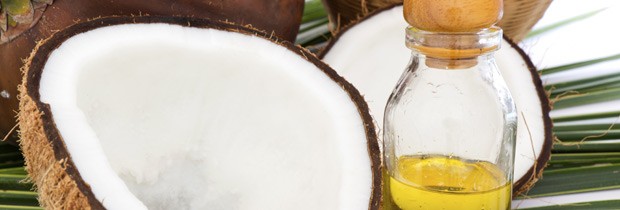 O óleo de côco: rico em ácidos graxos essenciais e vitamina E, perfeitos para manter a pele hidratada (Foto: Think Stock)