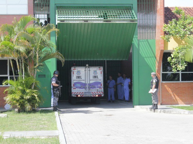 Instituto Médico Legal foi acionado para remover corpo de detento (Foto: Adneison Severiano/G1 AM)