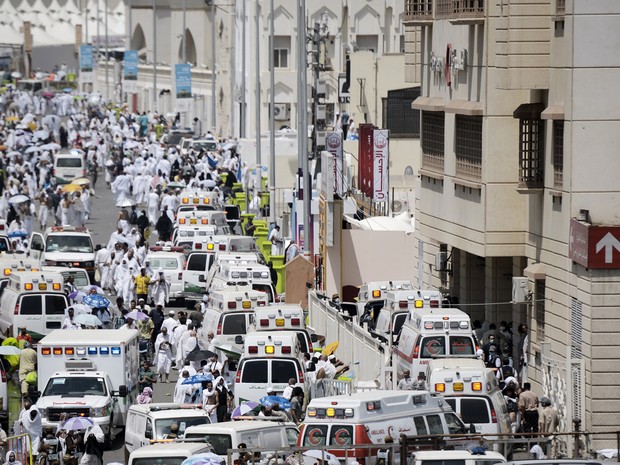 Ambulâncias sauditas chegam com peregrinos feridos a hospital em Mina, perto de Meca, após tumulto que deixou centenas de mortos nesta quinta-feira (24)1 (Foto: Mohammed Al-Shaikh/AFP)