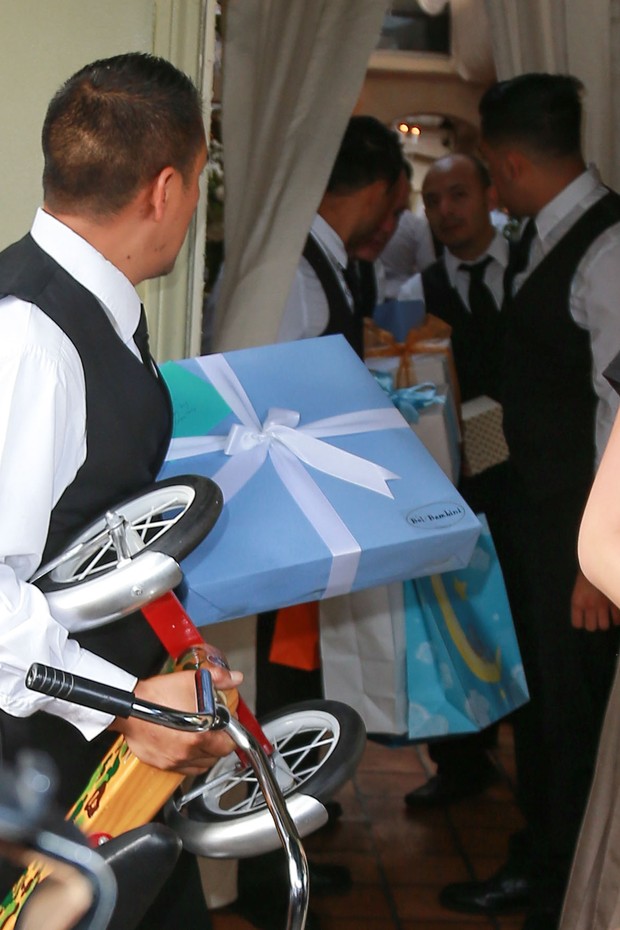 Funcionários carregam presentes do chá de bebê (Foto: Grosby)