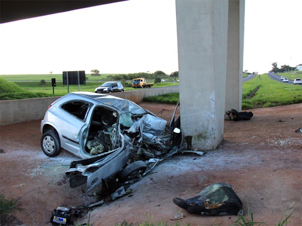 Um médico de 32 anos morreu após bater o carro que dirigia contra o pilar de sustentação de um viaduto próximo ao quilômetro 327 da Rodovia Anhanguera (SP-330), em Jardinópolis (SP), na tarde deste domingo (16). A polícia investiga o que teria provocado o acidente, mas a suspeita inicial é de que a vítima tenha perdido o controle da direção. (Foto: Sérgio Masson/Jornal A Cidade) Um médico de 32 anos morreu após bater o carro que dirigia contra o pilar de sustentação de um viaduto próximo ao quilômetro 327 da Rodovia Anhanguera (SP-330), em Jardinópolis (SP), na tarde deste domingo (16). A polícia investiga o que teria provocado o acidente, mas a suspeita inicial é de que a vítima tenha perdido o controle da direção. (Foto: Sérgio Masson/Jornal A Cidade)