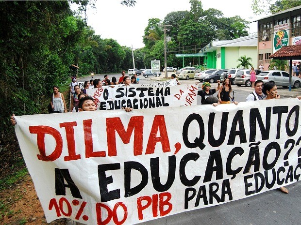Estudantes fizeram manifestação na Ufam (Foto: Marcos Dantas / G1 AM)