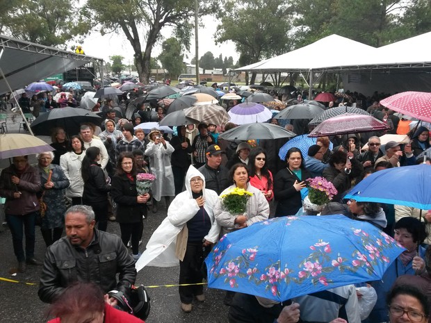Fiéis participam de romaria em homenagem a Nossa Senhora de Fátima em Rio Grande, RS (Foto: Reprodução/RBS TV)