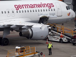 Foto de arquivo de outubro de 2014 mostra um Airbus 320 da companhia alemã Germanwings no aeroporto de Duesseldorf, na Alemanha (Foto: Frank Augustein/AP/Arquivo)