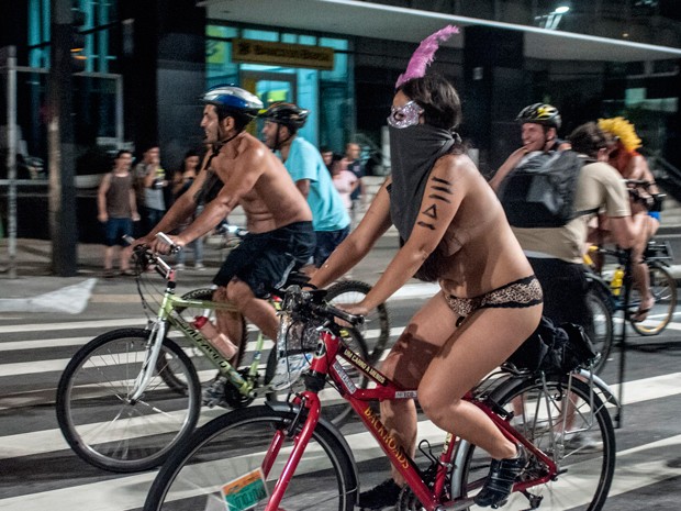 Ciclistas percorreram a Avenida Paulista pelados na noite deste sábado (15) (Foto: Gabriela Biló/Futura Press/Estadão Conteúdo)