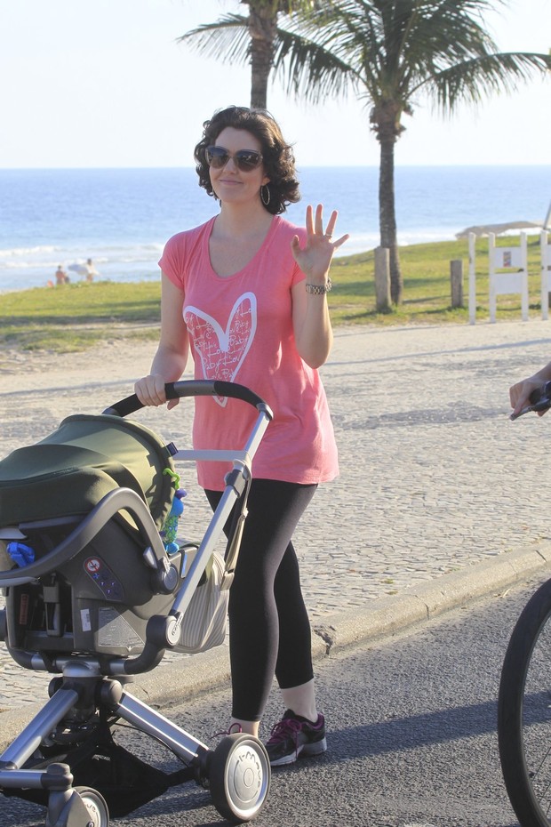 Larissa Maciel caminhando com a filha, na orla da Barra da Tijuca, RJ (Foto: Delson Silva / Agnews)