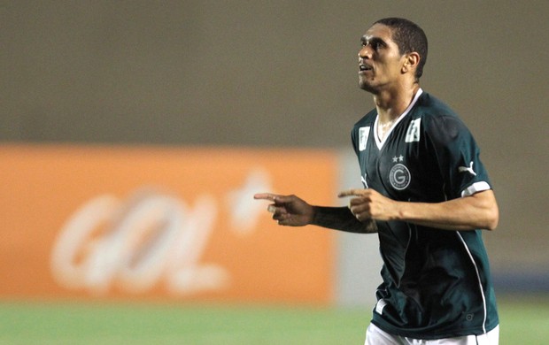 Ramon comemora gol do Goiás contra o Figueirense (Foto: Carlos Costa / Agência estado)
