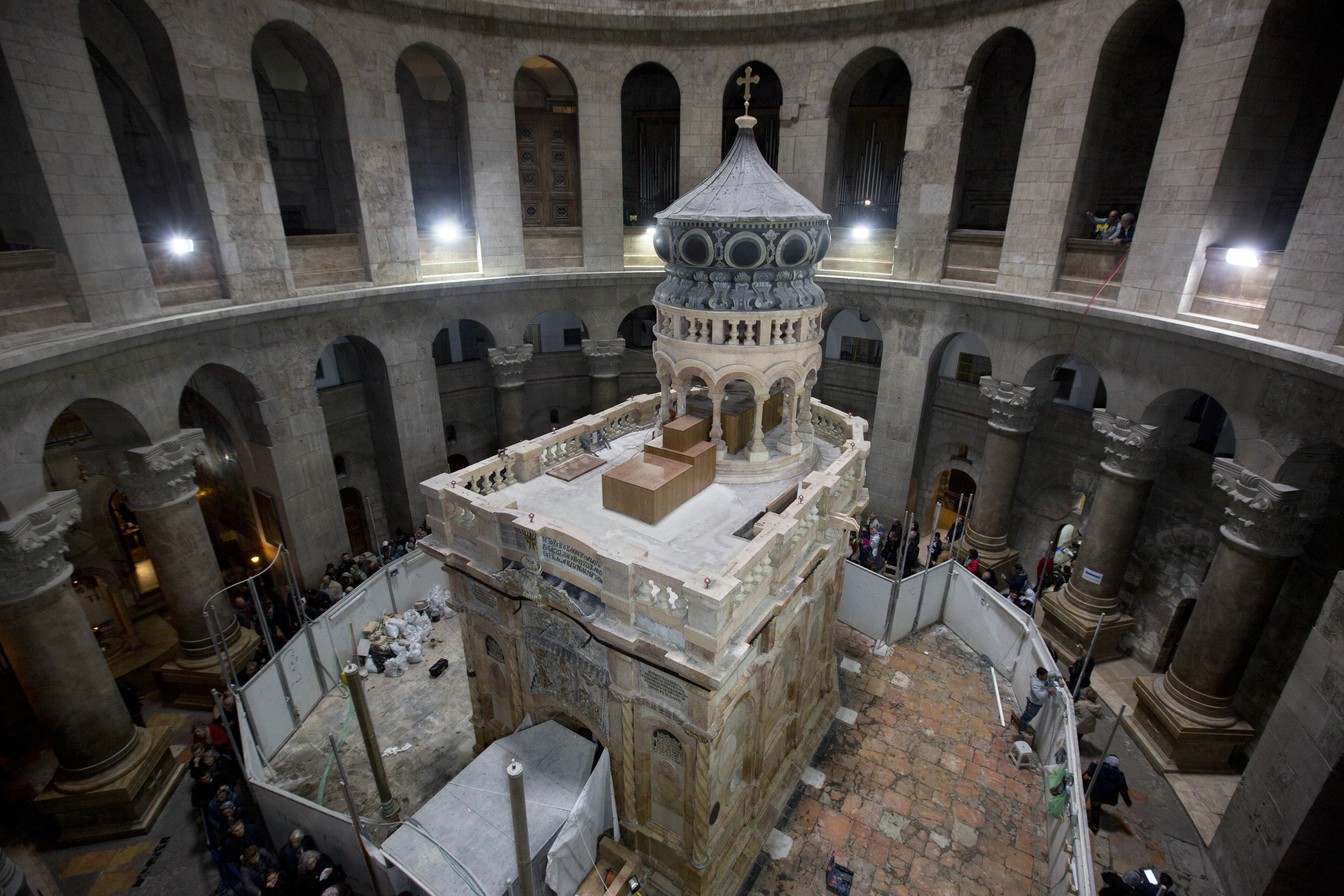 O Santo Sepulcro renovado será aberto ao público na quarta-feira (22) (Foto: Sebastian Scheiner/AP)