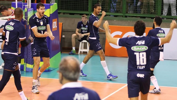 Jogadores do Cruzeiro comemoram a 11ª vitória em 13 jogos na Superliga (Foto: Renato Araújo)