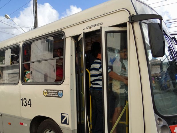 Ônibus que atendem a área de Piedade estão lotados (Foto: Katherine Coutinho / G1)