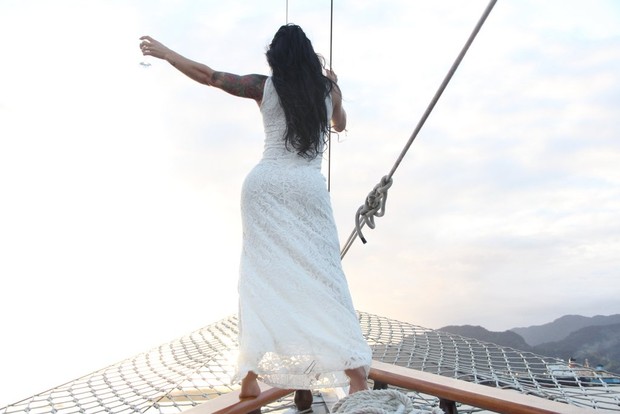 Fabiana Frota bebe champanhe e aprecia o pôr do sol (Foto: Rodrigo dos Anjos/Ag News)