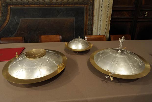 Imagem divulgada nesta terça-feira (12) pelo jornal do Vaticano, 'L'Osservatore Romano', mostra as urnas onde são depositados os votos no conclave que elege o novo Papa. As urnas já estão na Capela Sistina, já preparada para receber o conclave. Os cardeais votam escrevendo o nome de seu escolhido em um pedaço retangular de papel em que estão escritas as palavras 'Eligo in summen pontificem' (Elejo como Sumo Pontífice, em latim). Com o voto erguido, cada cardeal se aproxima do altar da capela e o coloca sobre um prato, antes de o depositar na urna, invocando o testemunho de Cristo (Foto: AP)